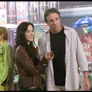 Still of MaryLouise Parker and Kevin Nealon in Weeds 2005
