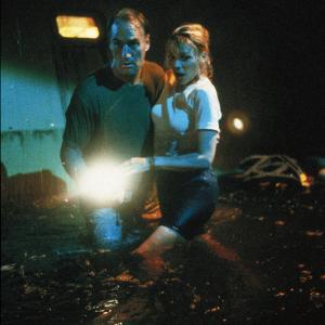 Still of Kim Cattrall and Craig T. Nelson in Creature (1998)