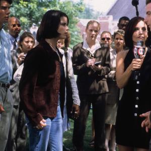 Still of Neve Campbell, Liev Schreiber, Courteney Cox and Jerry O'Connell in Klyksmas: antroji dalis (1997)