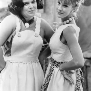 Still of Elizabeth Perkins and Rosie O'Donnell in The Flintstones (1994)