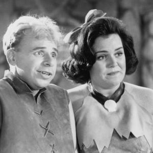 Still of Rick Moranis and Rosie O'Donnell in The Flintstones (1994)