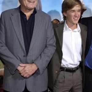 Robert Duvall and Haley Joel Osment at event of Secondhand Lions 2003