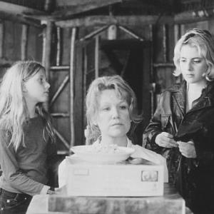 Still of Mary Kay Place, Scarlett Johansson and Aleksa Palladino in Manny & Lo (1996)