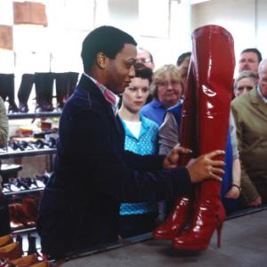 Still of SarahJane Potts and Chiwetel Ejiofor in Kinky Boots 2005