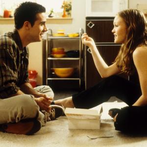 Still of Freddie Prinze Jr. and Julia Stiles in Down to You (2000)