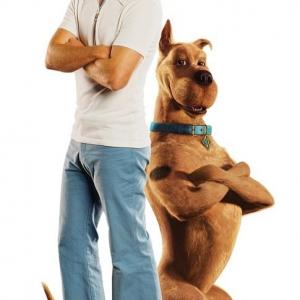 Lr Fred FREDDIE PRINZE JR and SCOOBYDOO in Warner Bros Pictures liveaction comedy ScoobyDoo