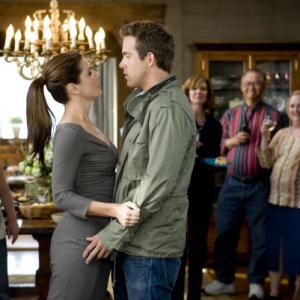 Still of Sandra Bullock and Ryan Reynolds in Pirslybos (2009)