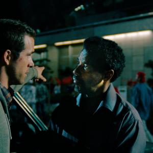 Still of Denzel Washington and Ryan Reynolds in Nesaugus prieglobstis (2012)