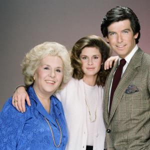 Still of Pierce Brosnan, Stephanie Zimbalist and Doris Roberts in Remington Steele (1982)
