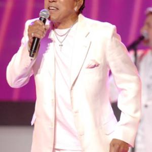 Smokey Robinson at event of American Idol: The Search for a Superstar (2002)
