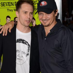 Sam Rockwell and Jeremy Renner at event of Septyni psichopatai (2012)