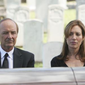 Still of Katey Sagal and Terry OQuinn in Dinge 2004