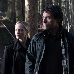 Still of Rufus Sewell and Marley Shelton in Eleventh Hour (2008)