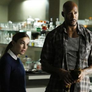 Still of Henry Simmons and Elizabeth Henstridge in Agents of SHIELD 2013