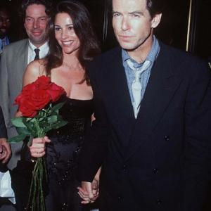 Pierce Brosnan and Keely Shaye Smith at event of Auksine Akis 1995