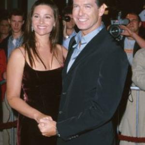 Pierce Brosnan and Keely Shaye Smith at event of Ir viso Pasaulio negana 1999