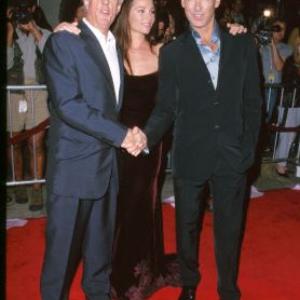 Pierce Brosnan, Michael Apted and Keely Shaye Smith at event of Ir viso Pasaulio negana (1999)