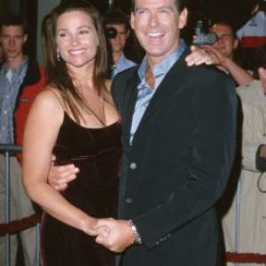 Pierce Brosnan and Keely Shaye Smith at event of Ir viso Pasaulio negana 1999