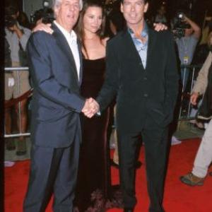 Pierce Brosnan Michael Apted and Keely Shaye Smith at event of Ir viso Pasaulio negana 1999