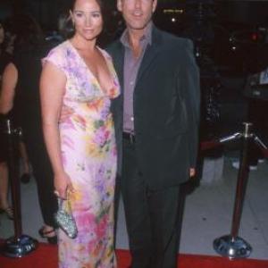 Pierce Brosnan and Keely Shaye Smith at event of Tomo Krauno afera (1999)
