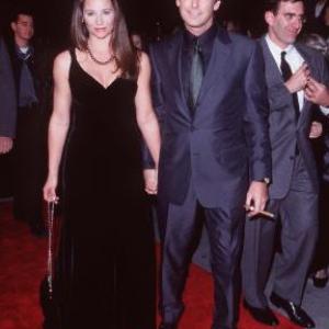 Pierce Brosnan and Keely Shaye Smith at event of Rytojus niekada nemirsta 1997