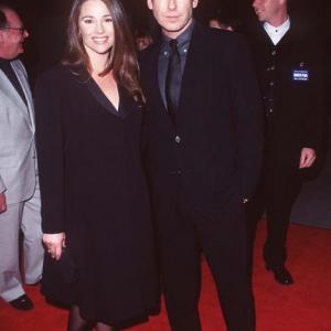 Pierce Brosnan and Keely Shaye Smith at event of Dantes virsukalne 1997
