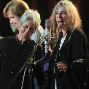 Still of Joan Baez and Patti Smith in Groja Liuvinas Deivisas (2013)