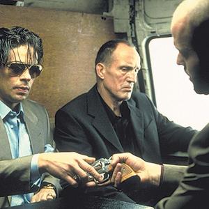 Still of Benicio Del Toro and Jason Statham in Snatch 2000