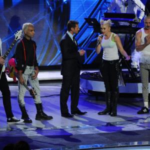Still of Gwen Stefani and Ryan Seacrest in American Idol The Search for a Superstar 2002