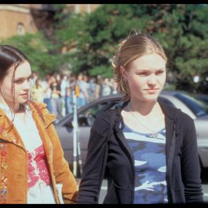 Still of Julia Stiles and Susan May Pratt in 10 Things I Hate About You (1999)