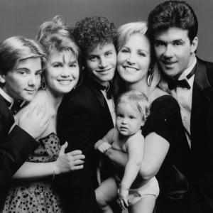 Still of Joanna Kerns, Alan Thicke, Kirk Cameron, Tracey Gold and Jeremy Miller in Growing Pains (1985)