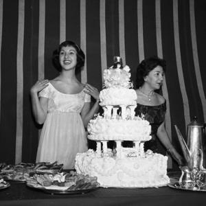 Marlo Thomas at her birthday party with her mother, Rose Marie circa 1958