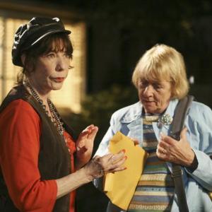 Still of Lily Tomlin and Kathryn Joosten in Nusivylusios namu seimininkes (2004)