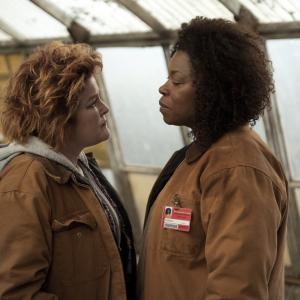 Still of Kate Mulgrew and Lorraine Toussaint in Orange Is the New Black (2013)