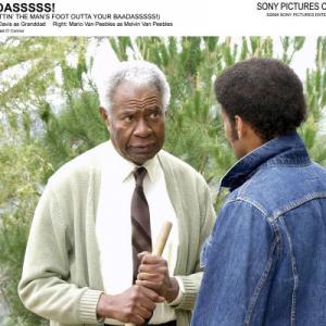 Ossie Davis and Mario Van Peebles in How to Get the Man's Foot Outta Your Ass (2003)
