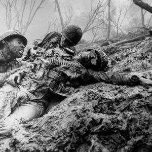 Still of Don Cheadle and Courtney B. Vance in Hamburger Hill (1987)