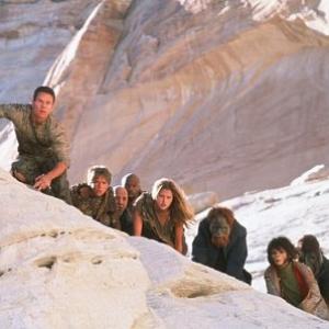 Still of Mark Wahlberg, Helena Bonham Carter, Tim Roth and Estella Warren in Bezdzioniu planeta (2001)