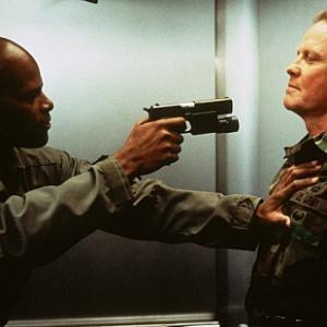 Still of Jon Voight and Keenen Ivory Wayans in Most Wanted (1997)