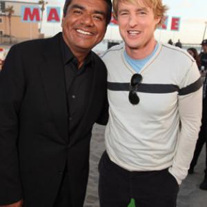 Owen Wilson and George Lopez at event of Marmaduke 2010