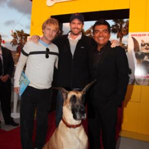 Owen Wilson, Tom Dey and George Lopez at event of Marmaduke (2010)