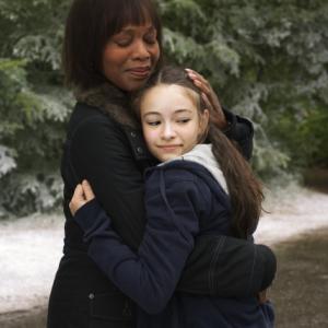 Still of Alfre Woodard and Jodelle Ferland in Pictures of Hollis Woods 2007