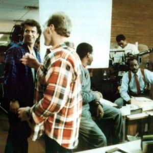 Mel Gibson, Danny Glover, Grand L. Bush and crew take a break during filming of LETHAL WEAPON II.
