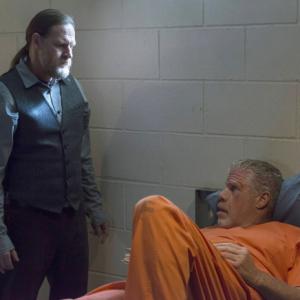 Still of Ron Perlman and Donal Logue in Sons of Anarchy 2008