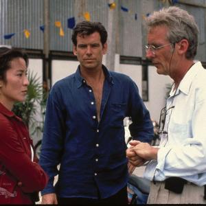 Pierce Brosnan, Michelle Yeoh and Roger Spottiswoode in Rytojus niekada nemirsta (1997)