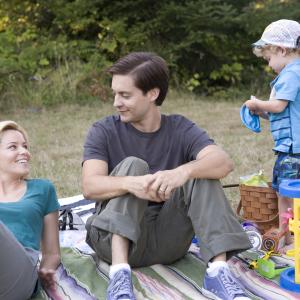 Still of Tobey Maguire and Elizabeth Banks in The Details 2011