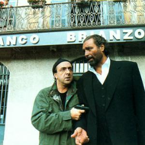 Still of Diego Abatantuono and Silvio Orlando in Figli di Annibale (1998)