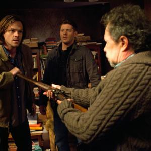 Still of Jensen Ackles, Curtis Armstrong and Jared Padalecki in Supernatural (2005)