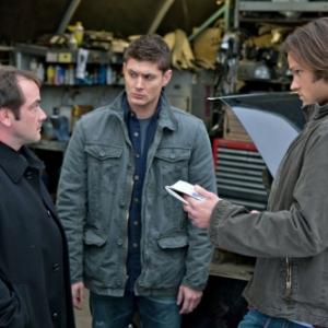 Still of Jensen Ackles and Jared Padalecki in Supernatural 2005