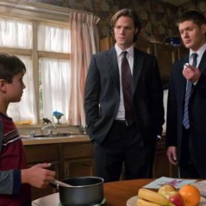 Still of Jensen Ackles, Jared Padalecki and Andrew Bernard in Supernatural (2005)