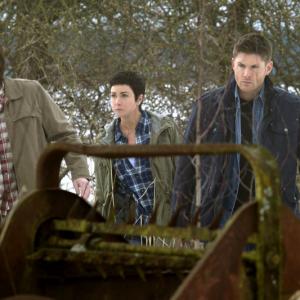 Still of Jensen Ackles, Jared Padalecki and Kim Rhodes in Supernatural (2005)
